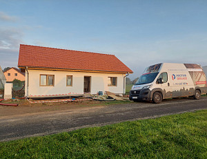 Zateplení stropu novostavby rodinného domu pomocí foukané izolace